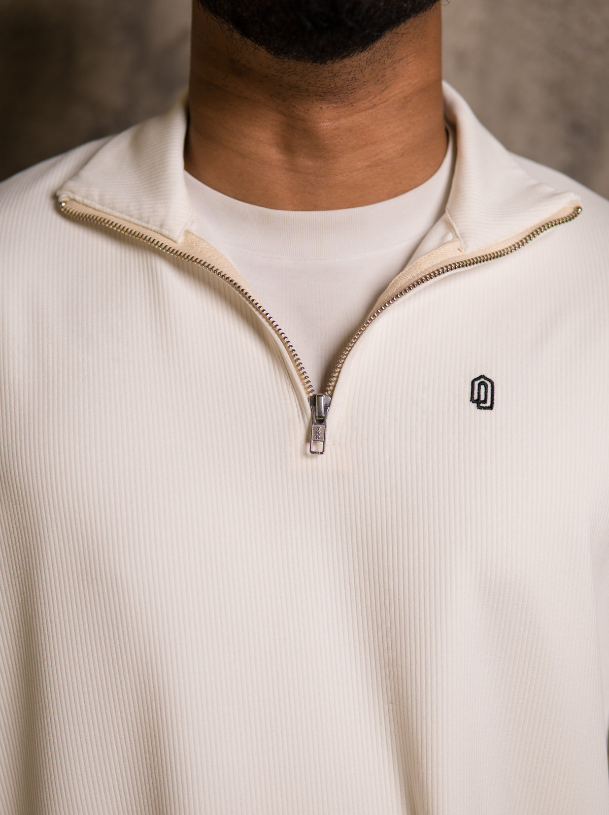 White Refined Quarter Zip Thobe, zip close-up