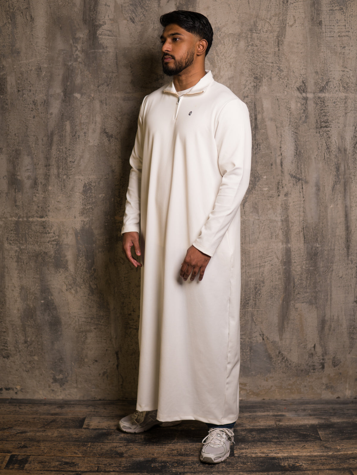White Refined Quarter Zip Thobe, three-quarter side view