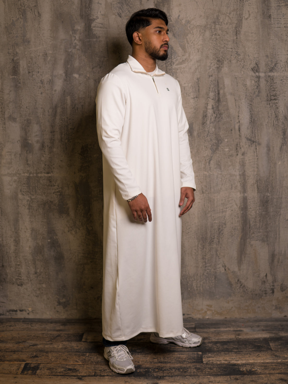 White Refined Quarter Zip Thobe, side profile view