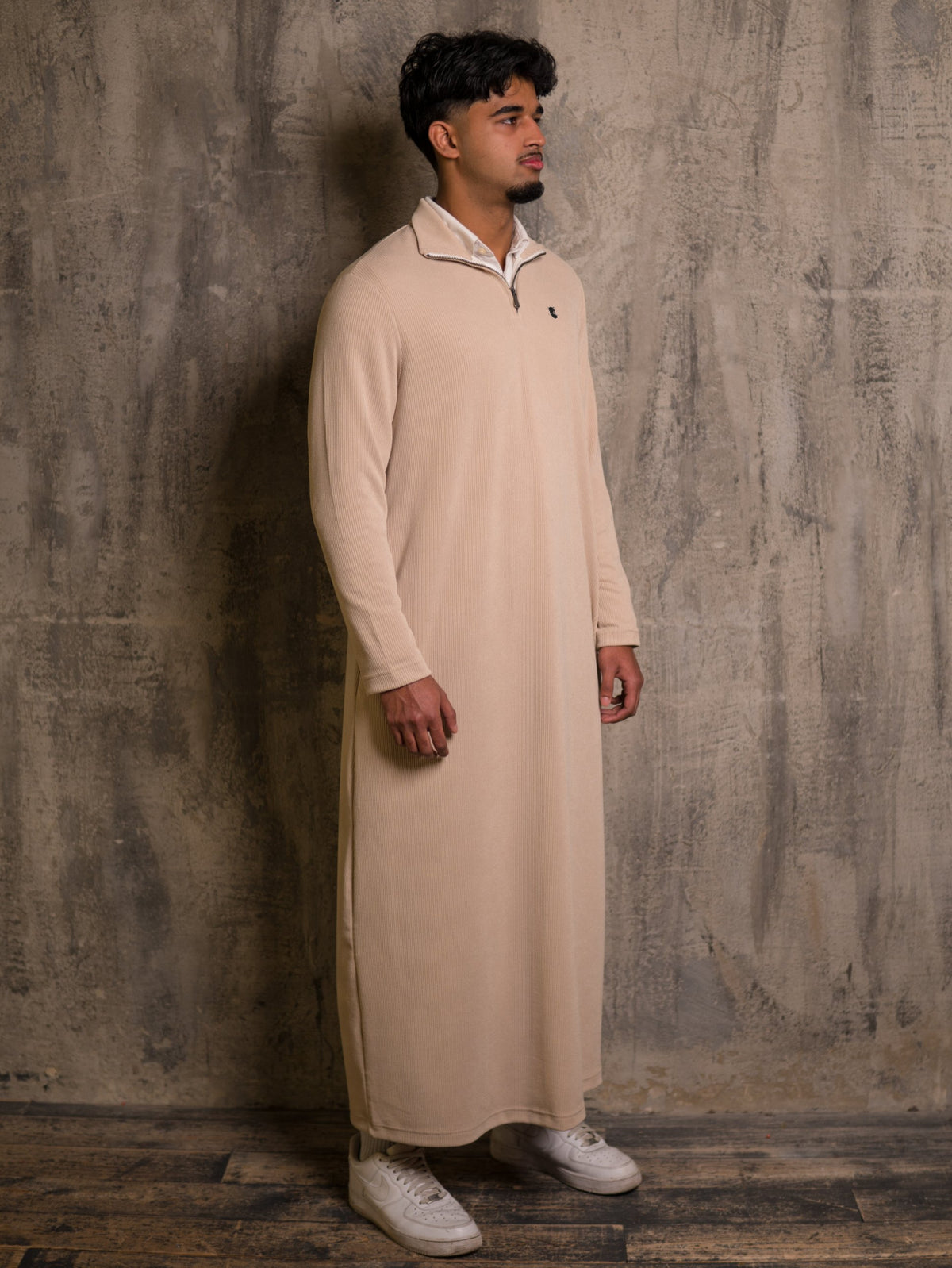 Sandstone Signature Quarter Zip Thobe, three-quarter side view