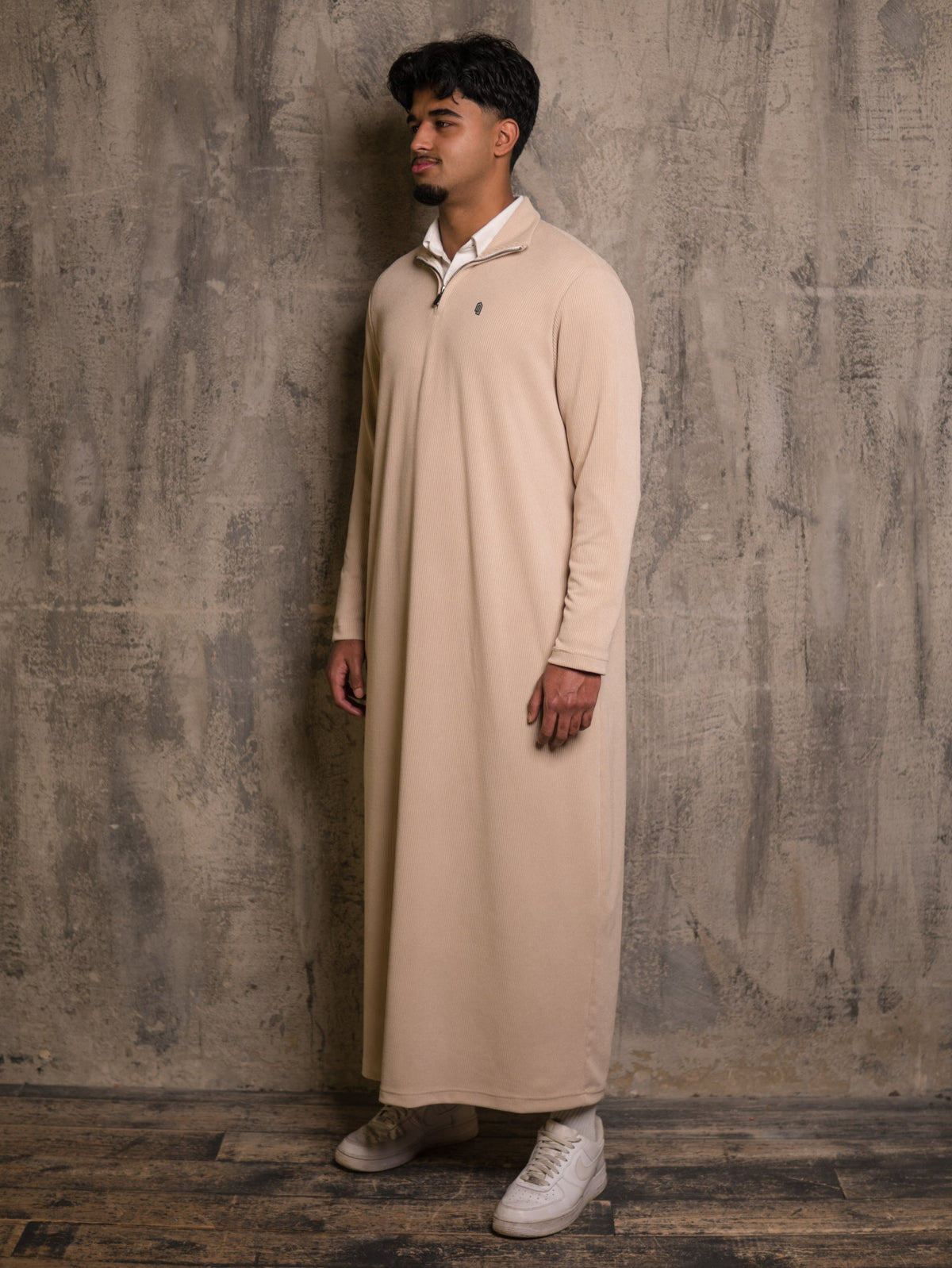 Sandstone Signature Quarter Zip Thobe, side profile view