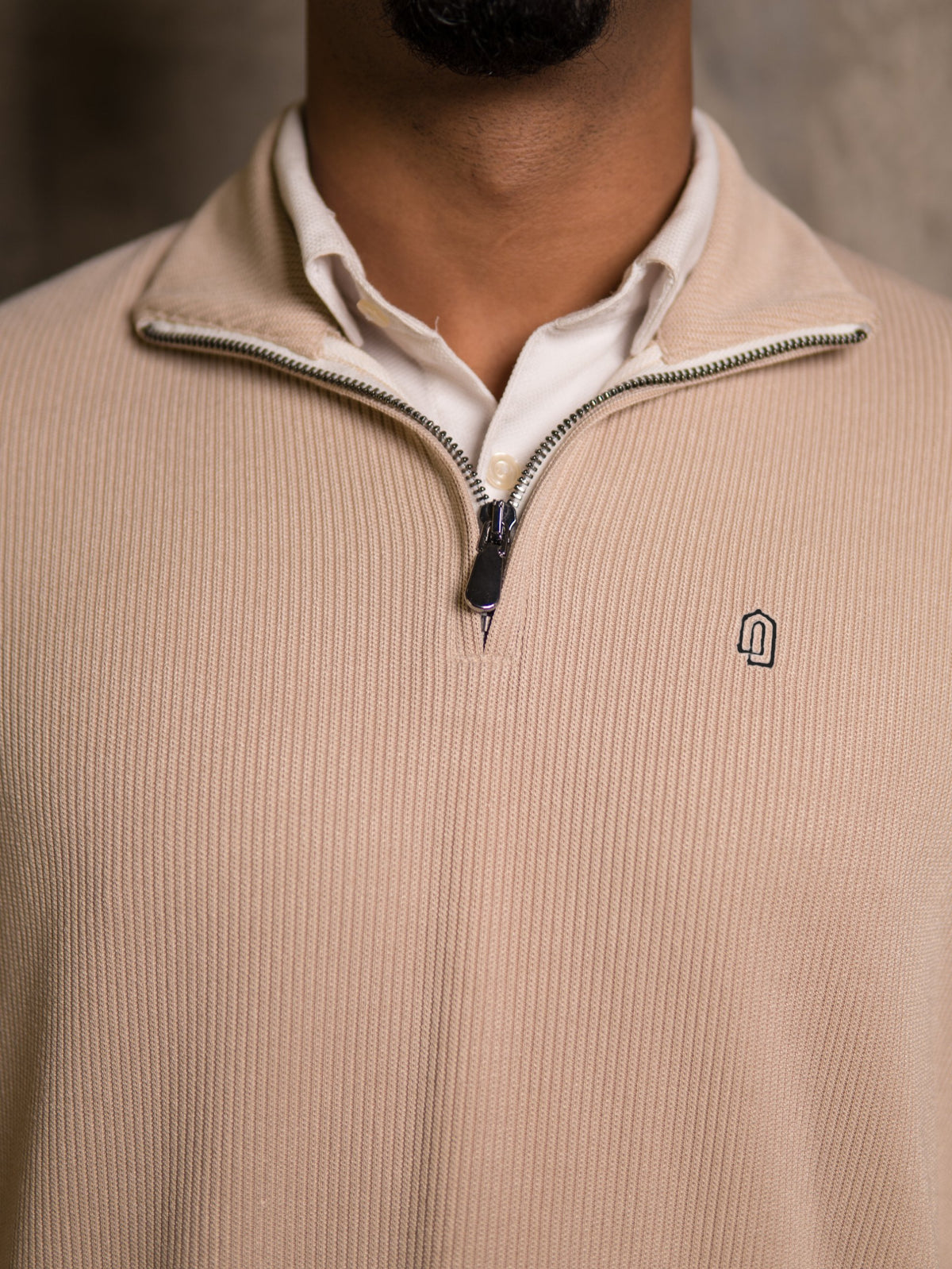 Sandstone Signature Quarter Zip Thobe, zip close-up